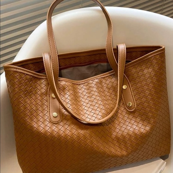 Braided embossed tote 👜 - Picture 2 of 8